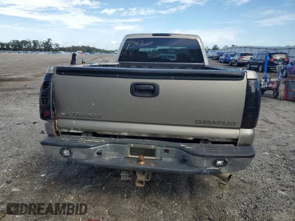 2002 Chevrolet Silverado 2500HD LS с VIN 1GCHK23U32F238447, выставлен на аукционе Copart как лот 84182575 с пробегом 368 947 миль миль и Списание • Salvage title. История ставок и продаж доступна на DreamBid. Изображение 6.