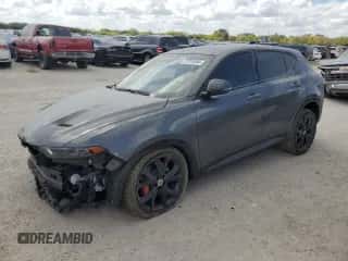 2024 Dodge Hornet R/T Plus z VIN ZACPDFDWXR3A20470, wystawiony jako Copart lot #77320094 z przebiegiem 4 836 mil mil oraz Czysty tytuł • Clean title. Historia ofert i sprzedaży dostępna na DreamBid. Obrazek 1.