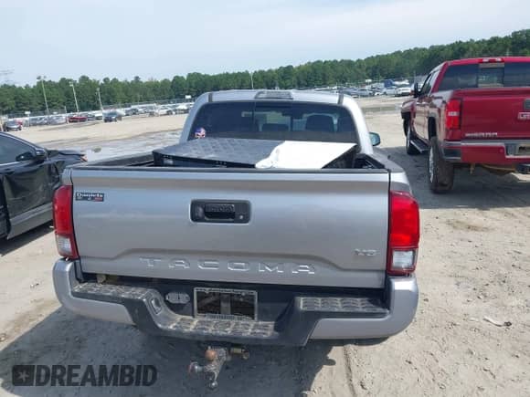 2018 Toyota Tacoma SR5 with VIN 5TFAZ5CNXJX056101, listed as a IAAI auction lot 43098402 with 47,000 mi miles and . Bid and sale history available at DreamBid. Image 17.