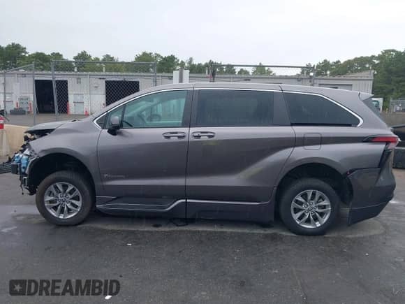 2022 Toyota Sienna LE with VIN 5TDKRKEC0NS105381, listed as a IAAI auction lot 43246143 with 40,146 mi miles and . Bid and sale history available at DreamBid. Image 15.