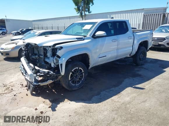 2025 Toyota Tacoma TRD Sport Hybrid с VIN 3TYLC5LN5ST028857, выставлен на аукционе IAAI как лот 43346703 с пробегом 7 116 миль миль и . История ставок и продаж доступна на DreamBid. Изображение 2.