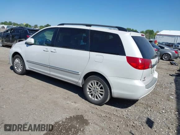 2008 Toyota Sienna XLE z VIN 5TDBK22CX8S013241, wystawiony jako IAAI lot #42609126 z przebiegiem 201 919 mil mil oraz . Historia ofert i sprzedaży dostępna na DreamBid. Obrazek 3.