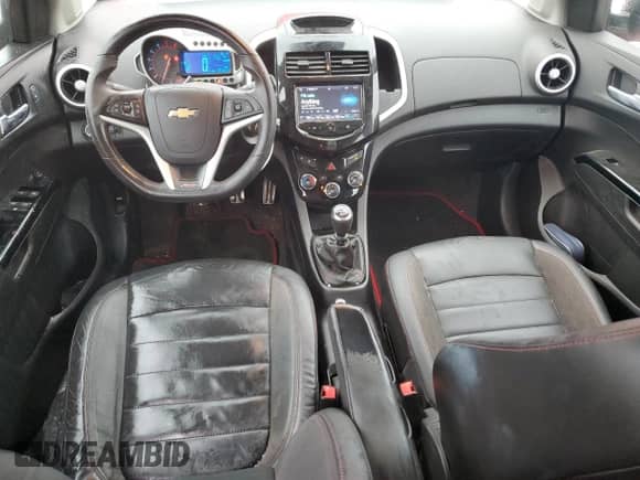 2015 Chevrolet Sonic RS z VIN 1G1JH6SB6F4116201, wystawiony jako Copart lot #85675864 z przebiegiem 86 670 mil mil oraz Czysty tytuł • Clean title. Historia ofert i sprzedaży dostępna na DreamBid. Obrazek 8.