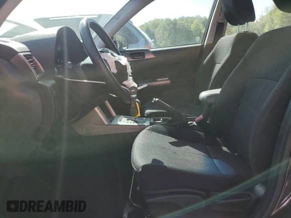 2013 Subaru Forester X z VIN JF2SHABC2DH410712, wystawiony jako Copart lot #84947895 z przebiegiem 104 099 mil mil oraz Czysty tytuł • Clean title. Historia ofert i sprzedaży dostępna na DreamBid. Obrazek 7.