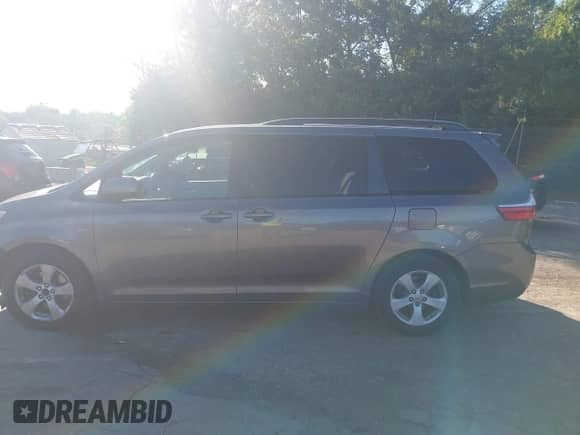 2017 Toyota Sienna LE Auto Access Seat с VIN 5TDKZ3DC2HS798711, выставлен на аукционе IAAI как лот 43044072 с пробегом 204 909 миль миль и . История ставок и продаж доступна на DreamBid. Изображение 15.