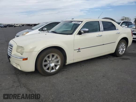 2008 Chrysler 300 C Hemi z VIN 2C3LA63H78H165909, wystawiony jako Copart lot #67643935 z przebiegiem 110 404 mil mil oraz Czysty tytuł • Clean title. Historia ofert i sprzedaży dostępna na DreamBid. Obrazek 1.