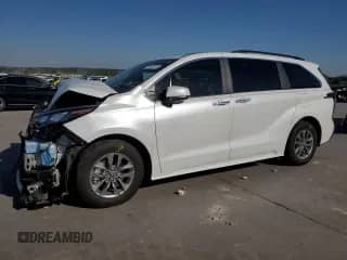 2024 Toyota Sienna XLE z VIN 5TDYRKEC4RS190774, wystawiony jako Copart lot #71047704 z przebiegiem 10 002 mil mil oraz Szkoda całkowita • Salvage title. Historia ofert i sprzedaży dostępna na DreamBid. Obrazek 1.