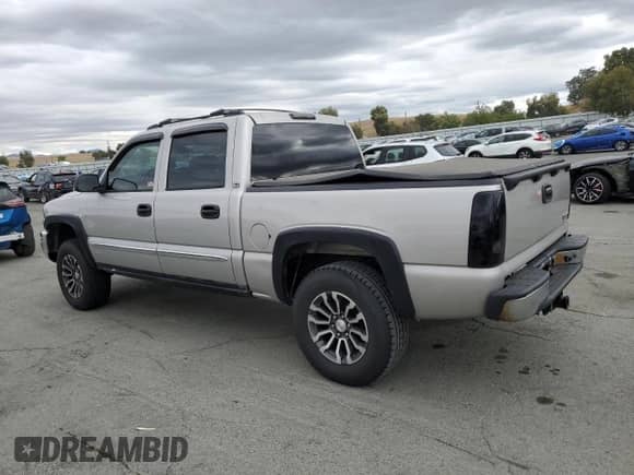 2005 GMC Sierra 1500 SLE z VIN 2GTEK13T151150626, wystawiony jako Copart lot #84979765 z przebiegiem 148 078 mil mil oraz Czysty tytuł • Clean title. Historia ofert i sprzedaży dostępna na DreamBid. Obrazek 2.