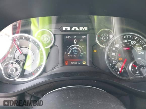 2021 Ram 1500 Big Horn z VIN 1C6RREFM2MN813439, wystawiony jako IAAI lot #43157753 z przebiegiem 52 195 mil mil oraz . Historia ofert i sprzedaży dostępna na DreamBid. Obrazek 7.