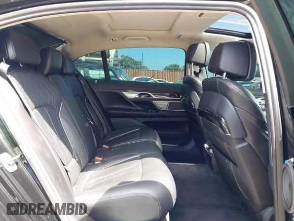 2022 BMW 7 Series 750i xDrive with VIN WBA7U2C00NCK89037, listed as a IAAI auction lot 43061960 with 30,841 mi miles and . Bid and sale history available at DreamBid. Image 8.