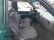 2002 Chevrolet Silverado 1500 z VIN 1GCEC14W82Z286809, wystawiony jako IAAI lot #41876270 z przebiegiem 217 690 mil mil oraz . Historia ofert i sprzedaży dostępna na DreamBid. Obrazek 5.