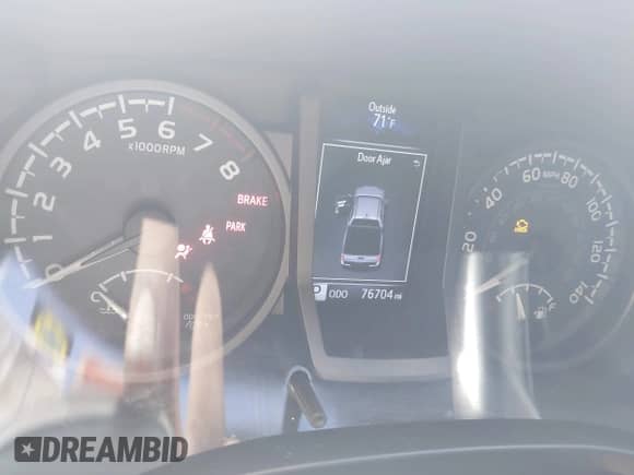 2018 Toyota Tacoma SR z VIN 3TMCZ5AN0JM134886, wystawiony jako IAAI lot #43135443 z przebiegiem 76 704 mil mil oraz . Historia ofert i sprzedaży dostępna na DreamBid. Obrazek 7.