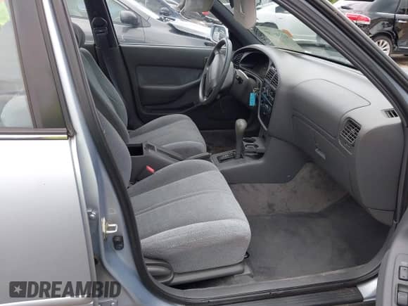 1994 Toyota Camry LE z VIN 4T1SK12E4RU439415, wystawiony jako IAAI lot #42246497 z przebiegiem 82 524 mil mil oraz . Historia ofert i sprzedaży dostępna na DreamBid. Obrazek 5.