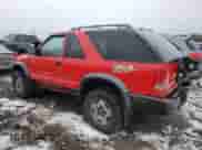 2001 Chevrolet Blazer LS z VIN 1GNCT18WX1K246960, wystawiony jako Copart lot #85066144 z przebiegiem 133 157 mil mil oraz Szkoda całkowita • Salvage title. Historia ofert i sprzedaży dostępna na DreamBid. Obrazek 2.
