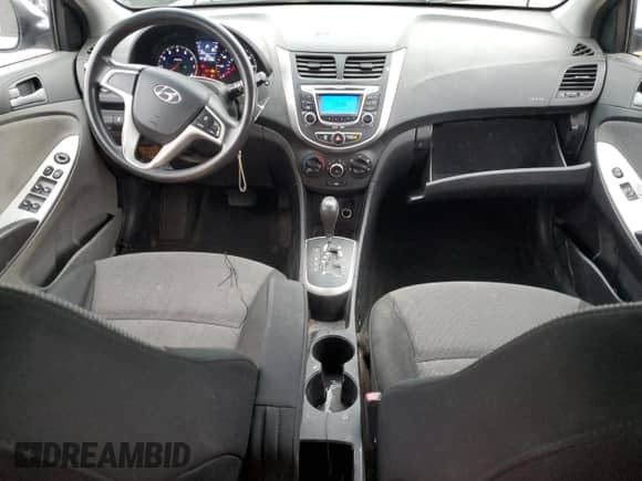 2013 Hyundai Accent GS z VIN KMHCT5AE0DU066599, wystawiony jako Copart lot #82754895 z przebiegiem 131 708 mil mil oraz Czysty tytuł • Clean title. Historia ofert i sprzedaży dostępna na DreamBid. Obrazek 8.