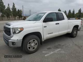 2018 Toyota Tundra SR с VIN 5TFUY5F17JX760653, выставлен на аукционе Copart как лот 56046055 с пробегом 163 321 миль миль и Списание • Salvage title. История ставок и продаж доступна на DreamBid. Изображение 1.