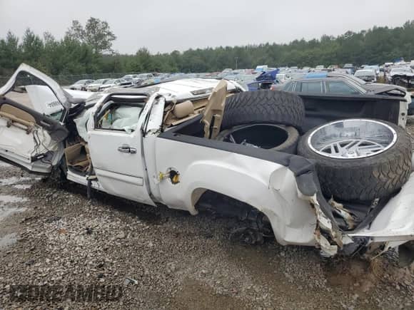 2010 GMC Sierra 1500 Denali z VIN 3GTRKXE29AG122910, wystawiony jako Copart lot #72068604 z przebiegiem 112 571 mil mil oraz Szkoda całkowita • Salvage title. Historia ofert i sprzedaży dostępna na DreamBid. Obrazek 2.