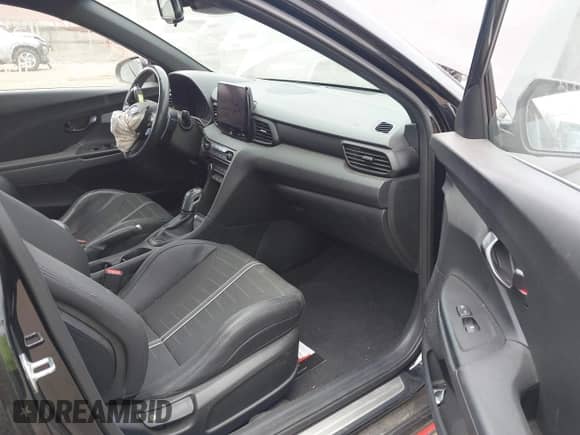 2022 Hyundai Veloster z VIN KMHT36AH0NU015217, wystawiony jako IAAI lot #42297323 z przebiegiem Nie podano mil oraz . Historia ofert i sprzedaży dostępna na DreamBid. Obrazek 5.