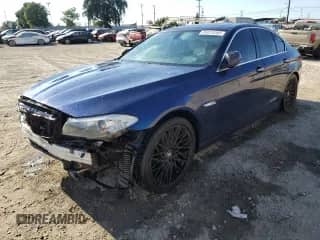 2013 BMW 5 Series 528i xDrive с VIN WBAXH5C55DD106595, выставлен на аукционе Copart как лот 81013285 с пробегом 111 089 миль миль и Списание • Salvage title. История ставок и продаж доступна на DreamBid. Изображение 1.