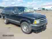 1996 Chevrolet Blazer z VIN 1GNDT13W5T2308389, wystawiony jako IAAI lot #40616254 z przebiegiem 181 707 mil mil oraz . Historia ofert i sprzedaży dostępna na DreamBid. Obrazek 1.
