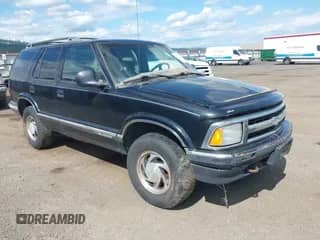 1996 Chevrolet Blazer z VIN 1GNDT13W5T2308389, wystawiony jako IAAI lot #40616254 z przebiegiem 181 707 mil mil oraz . Historia ofert i sprzedaży dostępna na DreamBid. Obrazek 1.