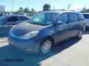 2009 Toyota Sienna XLE z VIN 5TDZK22C39S266837, wystawiony jako IAAI lot #43502004 z przebiegiem 241 252 mil mil oraz . Historia ofert i sprzedaży dostępna na DreamBid. Obrazek 2.