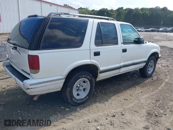1996 Chevrolet Blazer with VIN 1GNCS13W7T2105518, listed as a IAAI auction lot 43140584 with 211,245 mi miles and . Bid and sale history available at DreamBid. Image 4.