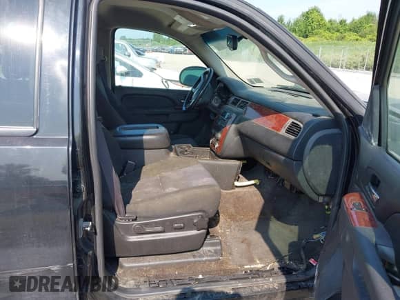 2011 Chevrolet Suburban LS z VIN 1GNSKHE33BR268213, wystawiony jako IAAI lot #42828138 z przebiegiem 168 744 mil mil oraz . Historia ofert i sprzedaży dostępna na DreamBid. Obrazek 5.