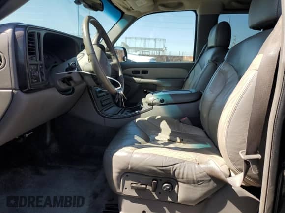 2002 GMC Sierra 1500 Denali z VIN 2GTFK69U821391080, wystawiony jako Copart lot #48396695 z przebiegiem 150 922 mil mil oraz Czysty tytuł • Clean title. Historia ofert i sprzedaży dostępna na DreamBid. Obrazek 7.