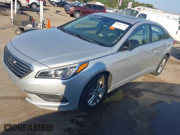 2017 Hyundai Sonata 2.4L z VIN 5NPE24AF1HH562885, wystawiony jako IAAI lot #43363791 z przebiegiem 149 890 mil mil oraz . Historia ofert i sprzedaży dostępna na DreamBid. Obrazek 2.