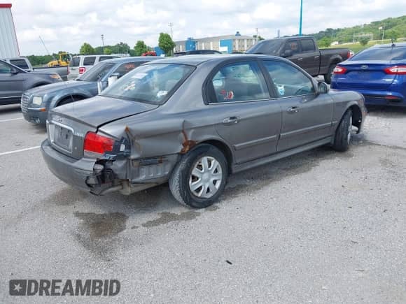 2004 Hyundai Sonata z VIN KMHWF25S84A915690, wystawiony jako IAAI lot #42284379 z przebiegiem 219 272 mil mil oraz . Historia ofert i sprzedaży dostępna na DreamBid. Obrazek 4.