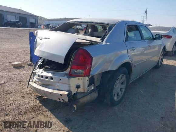 2005 Chrysler 300 Touring z VIN 2C3JA53G75H120988, wystawiony jako IAAI lot #43255891 z przebiegiem 153 485 mil mil oraz . Historia ofert i sprzedaży dostępna na DreamBid. Obrazek 4.