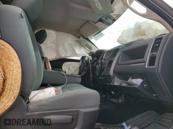 2016 Ram 1500 Express z VIN 3C6JR6AGXGG245667, wystawiony jako Copart lot #46914795 z przebiegiem Nie podano mil oraz Nie do naprawy • Non repairable. Historia ofert i sprzedaży dostępna na DreamBid. Obrazek 10.