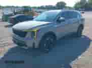 2025 Kia Sorento S z VIN 5XYRLDJC2SG350869, wystawiony jako IAAI lot #42370826 z przebiegiem 5 773 mil mil oraz . Historia ofert i sprzedaży dostępna na DreamBid. Obrazek 2.