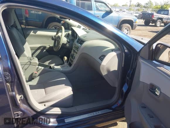 2009 Chevrolet Malibu 1FL z VIN 1G1ZG57B594215833, wystawiony jako IAAI lot #43346844 z przebiegiem 177 855 mil mil oraz . Historia ofert i sprzedaży dostępna na DreamBid. Obrazek 5.