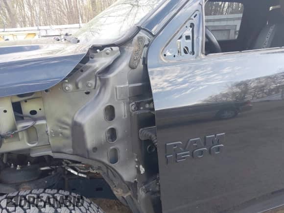 2017 Ram 1500 Rebel z VIN 1C6RR7YT7HS531000, wystawiony jako IAAI lot #42102807 z przebiegiem 108 785 mil mil oraz . Historia ofert i sprzedaży dostępna na DreamBid. Obrazek 18.