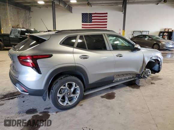 2024 Chevrolet Trax LT с VIN KL77LHE25RC106449, выставлен на аукционе Copart как лот 84739295 с пробегом 42 022 миль миль и Списание • Salvage title. История ставок и продаж доступна на DreamBid. Изображение 3.