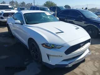 2019 Ford Mustang EcoBoost z VIN 1FA6P8TH7K5186461, wystawiony jako IAAI lot #43022864 z przebiegiem 70 242 mil mil oraz . Historia ofert i sprzedaży dostępna na DreamBid. Obrazek 1.