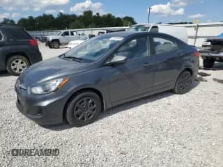 2013 Hyundai Accent GLS z VIN KMHCT4AE4DU415323, wystawiony jako Copart lot #71151845 z przebiegiem 53 315 mil mil oraz Szkoda całkowita • Salvage title. Historia ofert i sprzedaży dostępna na DreamBid. Obrazek 1.