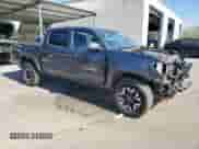 2022 Toyota Tacoma SR z VIN 3TMCZ5AN9NM497774, wystawiony jako Copart lot #67623515 z przebiegiem 81 112 mil mil oraz Szkoda całkowita • Salvage title. Historia ofert i sprzedaży dostępna na DreamBid. Obrazek 4.