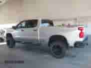 2020 Chevrolet Silverado 1500 Custom Trail Boss z VIN 1GCPYCEF2LZ142341, wystawiony jako IAAI lot #43430476 z przebiegiem 55 401 mil mil oraz . Historia ofert i sprzedaży dostępna na DreamBid. Obrazek 15.