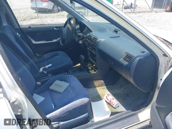 1993 Honda Accord LX z VIN JHMCB7653PC002464, wystawiony jako IAAI lot #42582131 z przebiegiem 243 918 mil mil oraz . Historia ofert i sprzedaży dostępna na DreamBid. Obrazek 5.