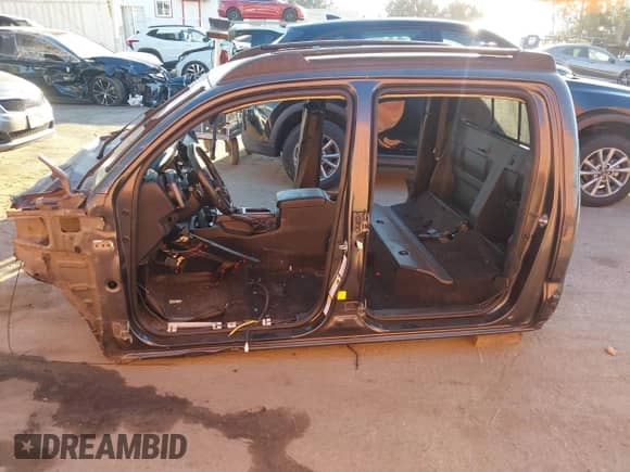 2018 Toyota Tacoma SR5 z VIN 3TMBZ5DN6JM017160, wystawiony jako IAAI lot #43423023 z przebiegiem 83 201 mil mil oraz . Historia ofert i sprzedaży dostępna na DreamBid. Obrazek 13.