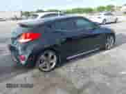 2013 Hyundai Veloster Turbo z VIN KMHTC6AE6DU085390, wystawiony jako IAAI lot #42032699 z przebiegiem 122 483 mil mil oraz . Historia ofert i sprzedaży dostępna na DreamBid. Obrazek 4.