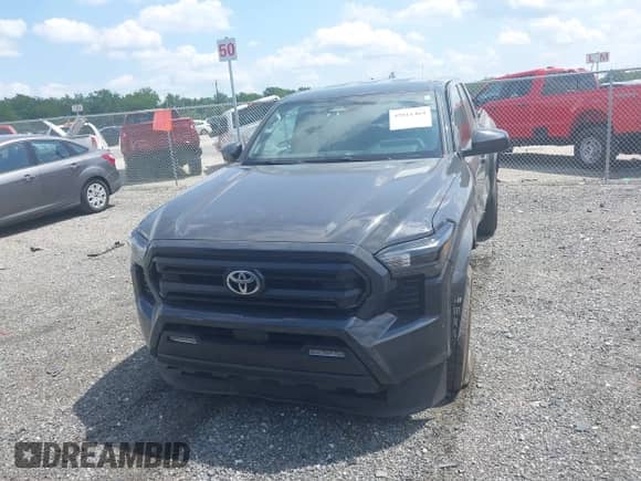 2024 Toyota Tacoma SR5 z VIN 3TMLB5JN3RM039609, wystawiony jako IAAI lot #42811469 z przebiegiem 19 681 mil mil oraz . Historia ofert i sprzedaży dostępna na DreamBid. Obrazek 12.