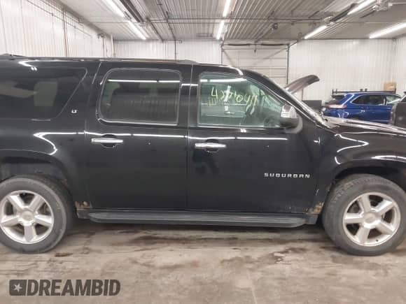 2013 Chevrolet Suburban LT z VIN 1GNSKJE79DR198844, wystawiony jako IAAI lot #42710411 z przebiegiem 184 396 mil mil oraz . Historia ofert i sprzedaży dostępna na DreamBid. Obrazek 14.