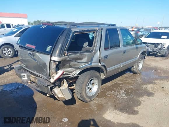 2002 Chevrolet Blazer LS с VIN 1GNCS13W12K107604, выставлен на аукционе IAAI как лот 40459304 с пробегом 194 060 миль миль и . История ставок и продаж доступна на DreamBid. Изображение 4.