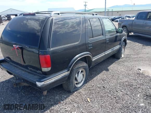 1996 Chevrolet Blazer z VIN 1GNDT13W5T2308389, wystawiony jako IAAI lot #40616254 z przebiegiem 181 707 mil mil oraz . Historia ofert i sprzedaży dostępna na DreamBid. Obrazek 4.