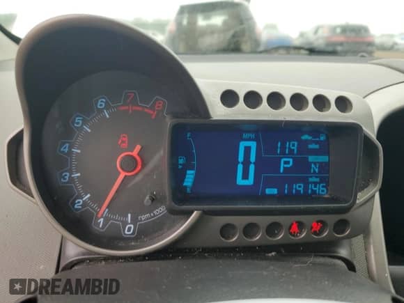 2014 Chevrolet Sonic LS z VIN 1G1JA6SH5E4233565, wystawiony jako Copart lot #60691775 z przebiegiem 119 146 mil mil oraz Szkoda całkowita • Salvage title. Historia ofert i sprzedaży dostępna na DreamBid. Obrazek 9.