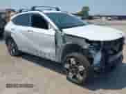 2025 Hyundai Kona SEL Convenience z VIN KM8HC3AB6SU234923, wystawiony jako IAAI lot #42886602 z przebiegiem Nie podano mil oraz . Historia ofert i sprzedaży dostępna na DreamBid. Obrazek 1.